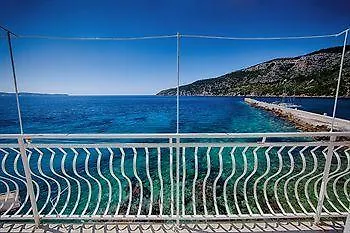 Mira Sea Front 3* Komiza