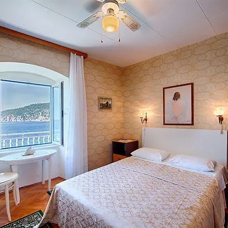 Mira Sea Front 3* Komiza