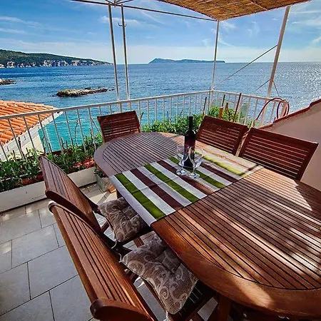 Hotel Mira Sea Front 3*